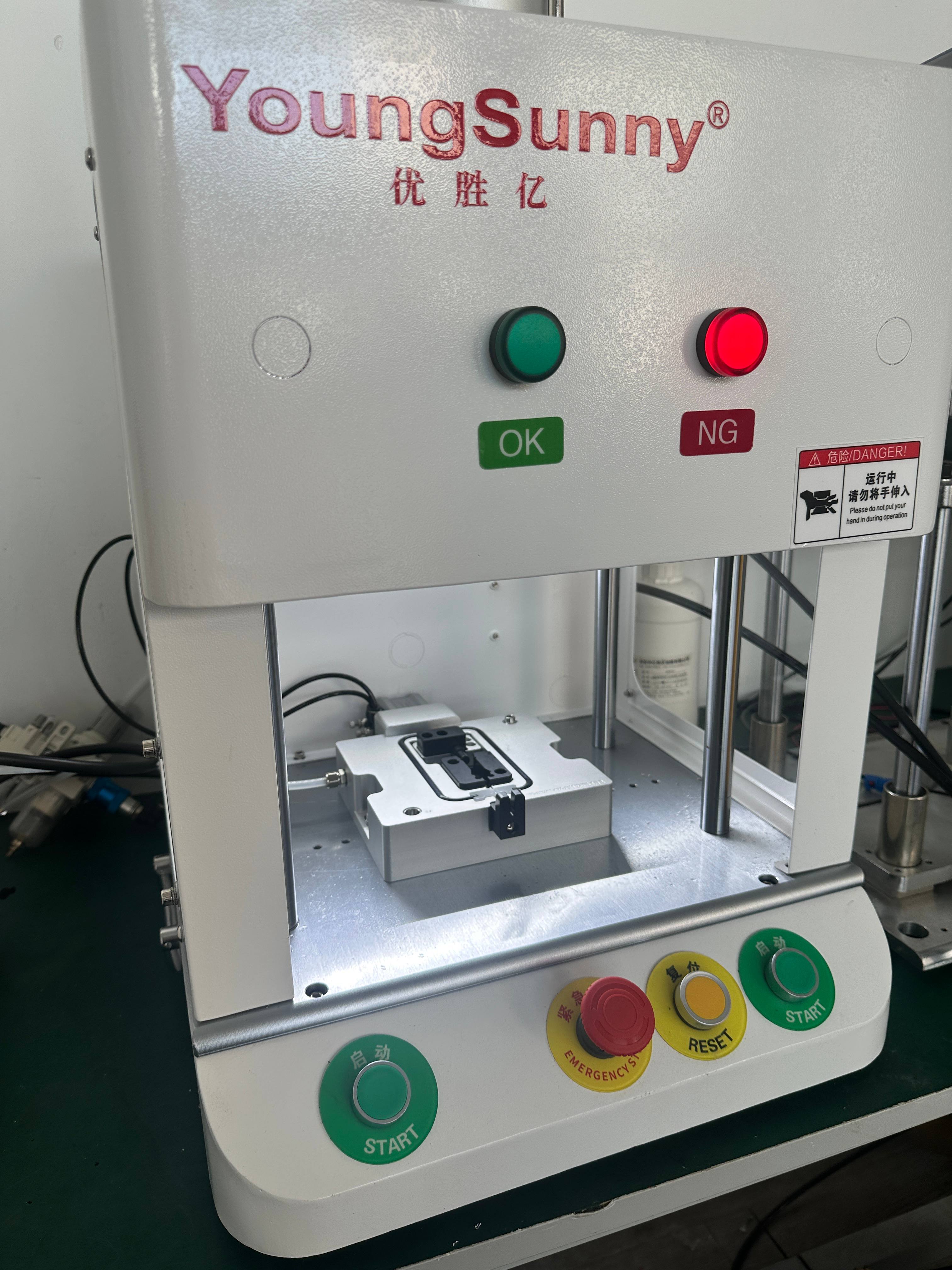 汽车线束连接器